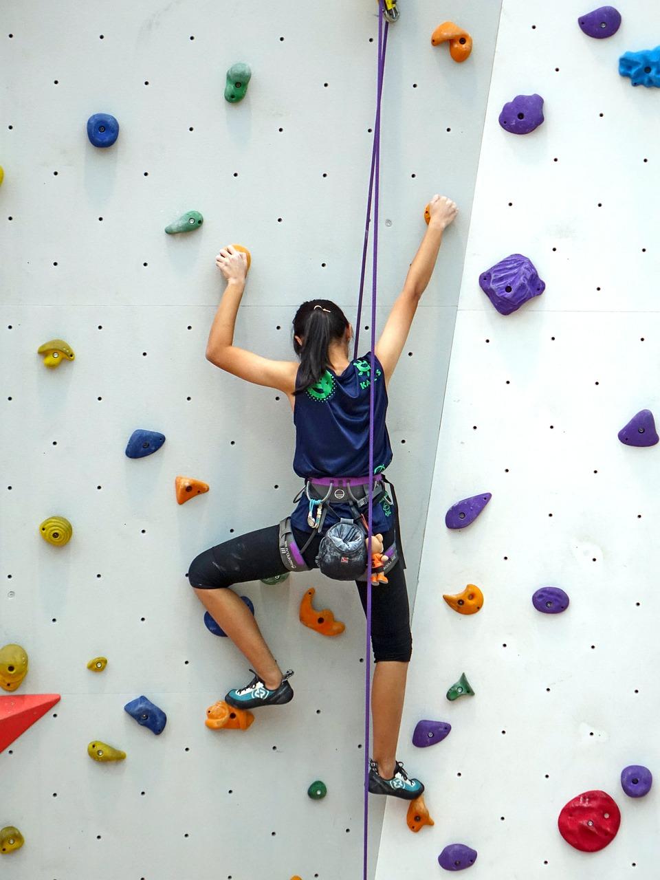 sportive sur un mur d'escalade